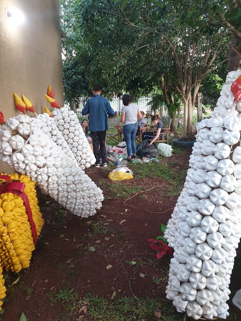 Convierten 7.000 botellas plásticas en impresionantes adornos navideños para plaza de San Rafael del Paraná.