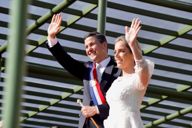 Santiago Peña y su esposa Leticia Ocampos, al momento de asumir la presidencia.