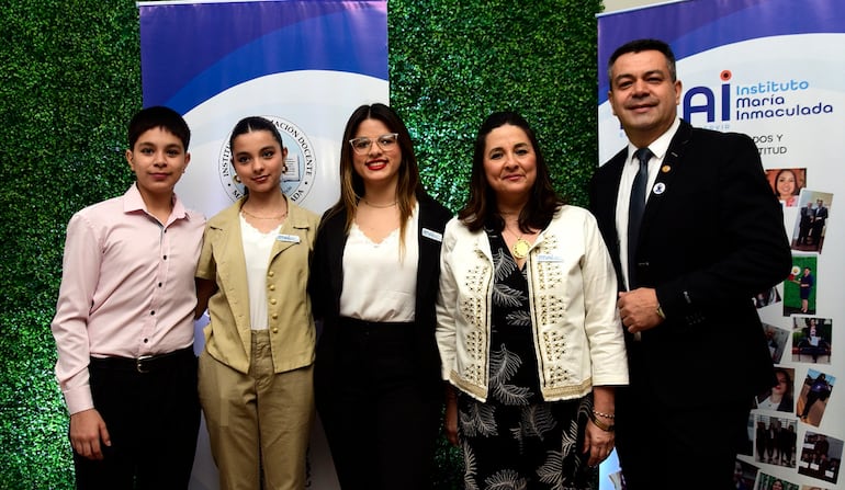 Directivos del Instituto de Formación Docente María Inmaculada (IMAI) celebran su nueva sede.