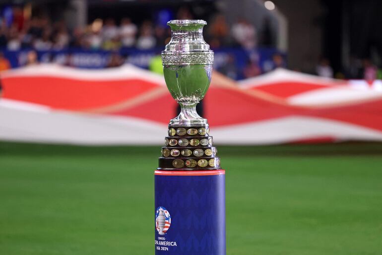 El trofeo de la Copa América 2024 en el partido inaugural entre Argentina y Canadá en el estadio Mercedes-Benz Stadium, en Atalanta, Estados Unidos.