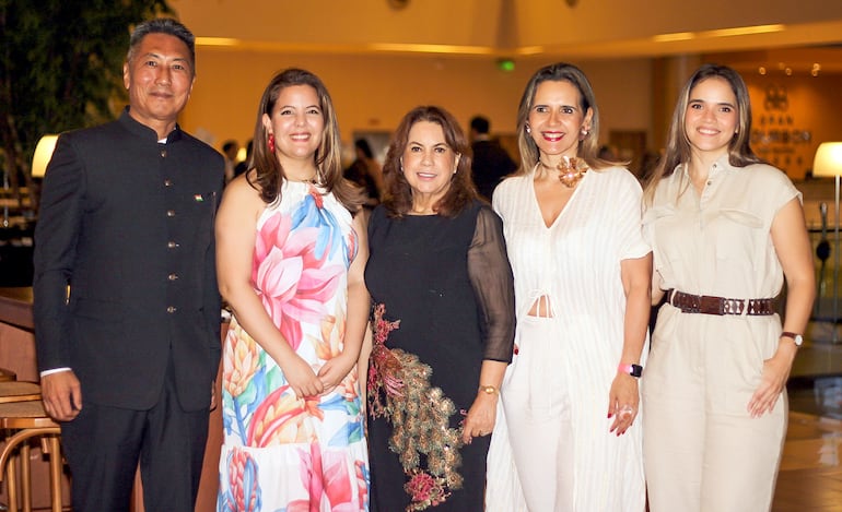 Aliawati Longkumer, Fabiana Vera, Gladys Pecci, Claudia Núñez y Claudia Espínola.