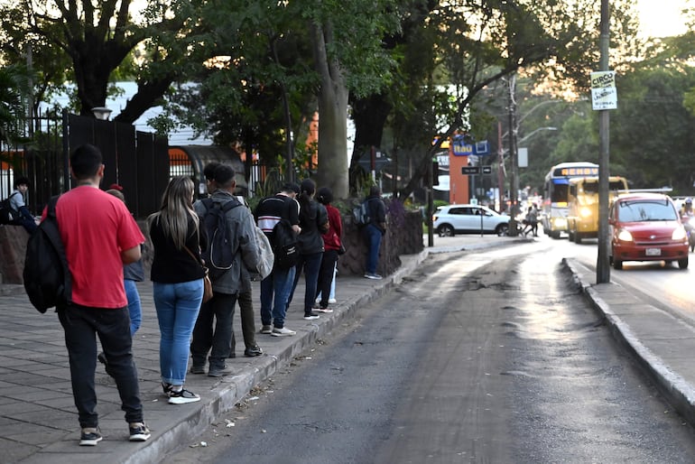 Todos los días, los pasajeros deben destinar horas de su vida sólo en traslado en distancias que ni son grandes.