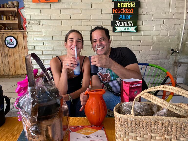 La conductora argentina Juana Viale tomando tereré con Javier Torres, en el Mercado 4.