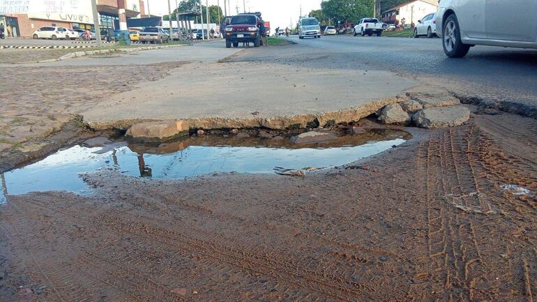 Aparte de la reparación de los enormes pozos en las calles de Villeta, los moradores exigen la instalación de sistema de alumbrado público.