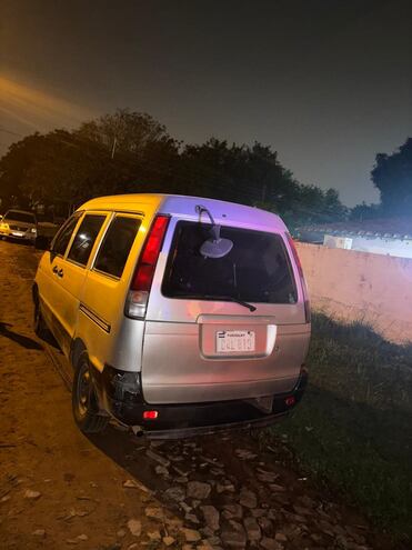 Una furgoneta recuperada tras el atraco frustrado en Luque, cerca del aeropuerto Silvio Pettirossi.