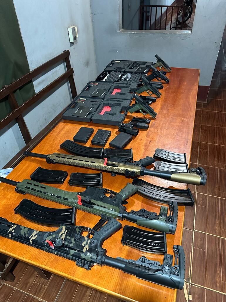 Armas incautadas del supuesto grupo de exterminio que fue detenido en Yguazú Alto Paraná que tendría intenciones de silenciar a detenidos caso megarrobo a cambistas de CDE.