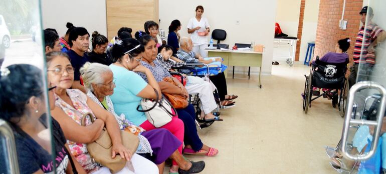 Pacientes esperan ser atendidos en el Incan.