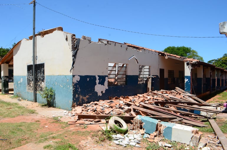 Desplome del techo del aula de la escuela Puerta del Sol, murallas agrietadas, vigas caídas