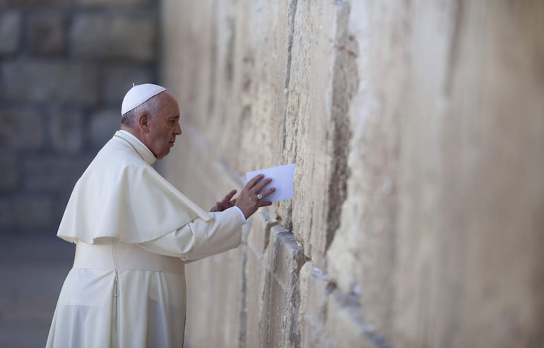 El papa Francisco, Jorge Mario Bergoglio, en el muro de los lamentos durante una visita a Jerusalén y que forma parte de una autobiografía que se publica en Italia, llamada "Esperanza" (Plaza & Janés), escrita durante más de 6 años con el periodista italiano Carlo Musso y que se lanzará posteriormente en más de 80 países. La biografía estaba destinada a publicarse después de la muerte del pontífice, pero finalmente se decidió hacerlo con ocasión del Jubileo que se celebra este año.