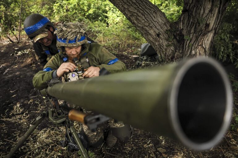 Soldados ucranianos preparan un lanzagranadas para disparar en la zona de Chasiv Yar, en la región de Donetsk, el pasado martes. (Imagen ilustrativa)