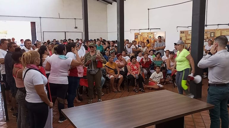 Los trabajadores del mercado de San Lorenzo encararon a los funcionarios municipales a quienes pidieron la suspensión del aumento del canon.