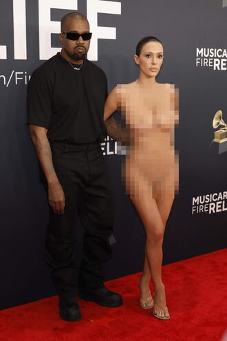 Kanye West y Bianca Censori en los Grammy 2025.