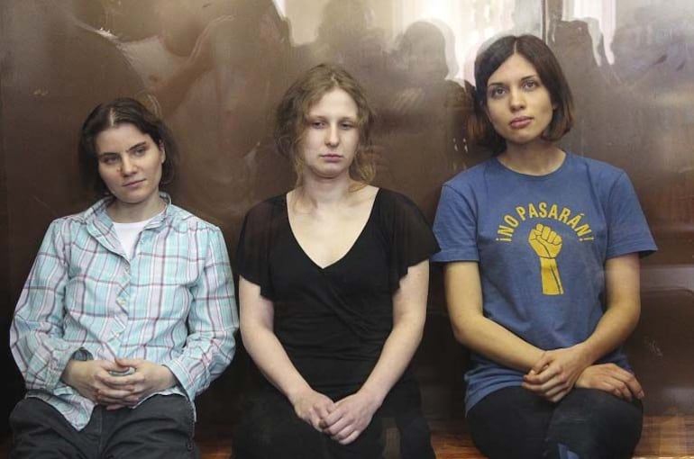 Las integrantes del grupo punk Pussy Riot durante un juicio en Rusia.