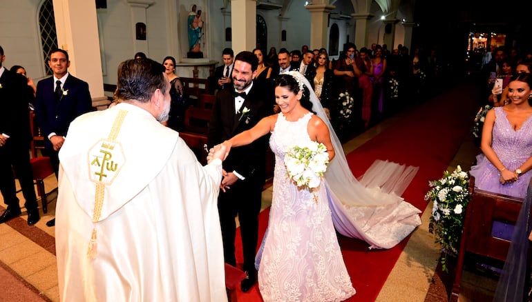 Madhai Balbuena Alarcón y Ricardo Denis Guerrero contrajeron enlace matrimonial en la iglesia Santísima Virgen María.