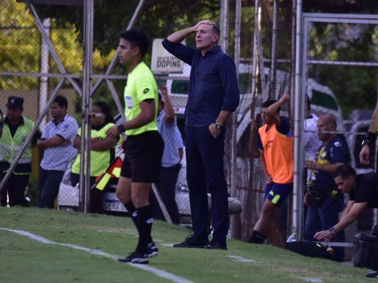 El argentino Martín Palermo, entrenador de Olimpia, en el partido frente a Sportivo Trinidense por la novena jornada del torneo Apertura 2024 del fútbol paraguayo en el estadio Rogelio Silvino Livieres, en Asunción.