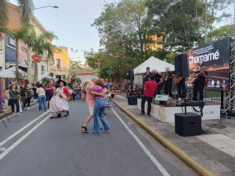 La gente bailó al compás del chamamé sobre calle Palma en la presentación de la 34° edición de la Fiesta Nacional del Chamamé, que se celebra en Corrientes.