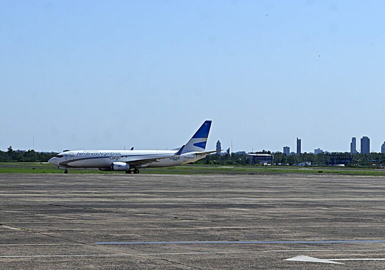 Hace poco, Aerolíneas Argentinas también llegó con su primer vuelo de cargas al país.