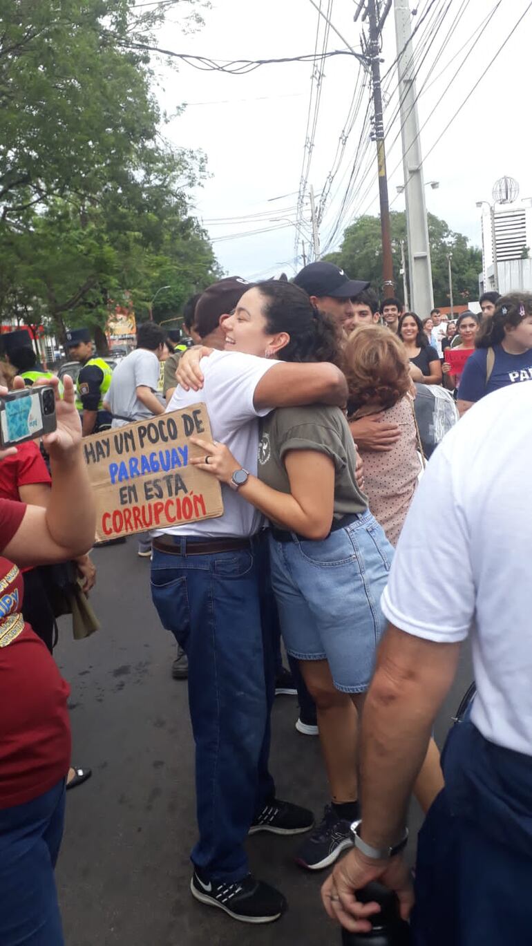 Jubilados y universitarios se fundieron en abrazos este domingo frente al campus de la UNA, luego de una marcha en apoyo a los jóvenes que buscan blindar fondos para educación y para salud.