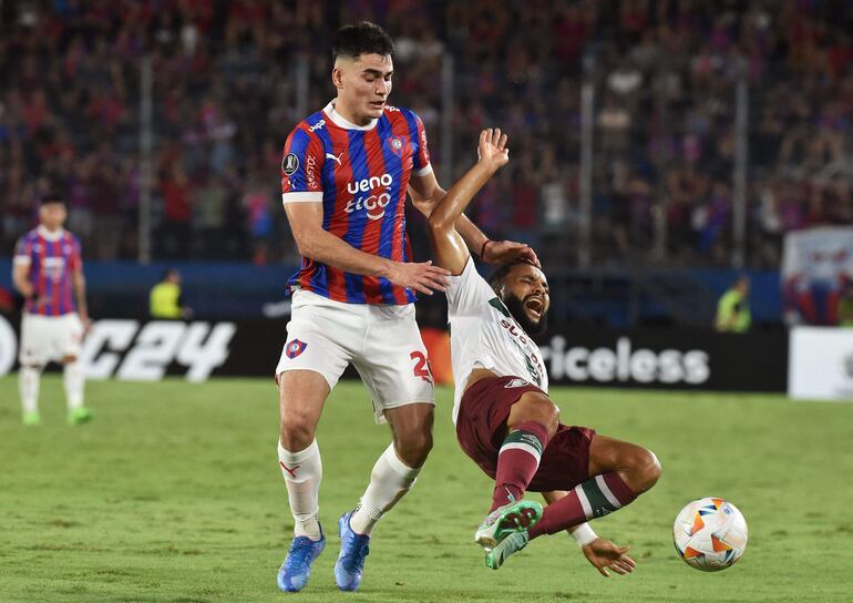 El paraguayo Wilder Viera (i), futbolista de Cerro Porteño, pelea por el balón en el partido contra Fluminense por la fase de grupos de la Copa Libertadores 2024 en el estadio La Nueva Olla, en Asunción, Paraguay.