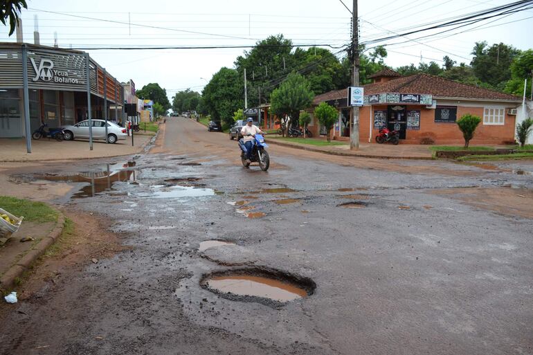 Calle Coronel Bogado casi Curupayty donde los baches representan verdaderos peligros para los automovilistas y motociclistas.