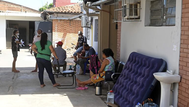 En el patio del Hospital General de Barrio Obrero, parientes de pacientes montan guardia. Gastan al menos entre G. 80.000 y G. 100.000 por día en medicamentos, dicen.