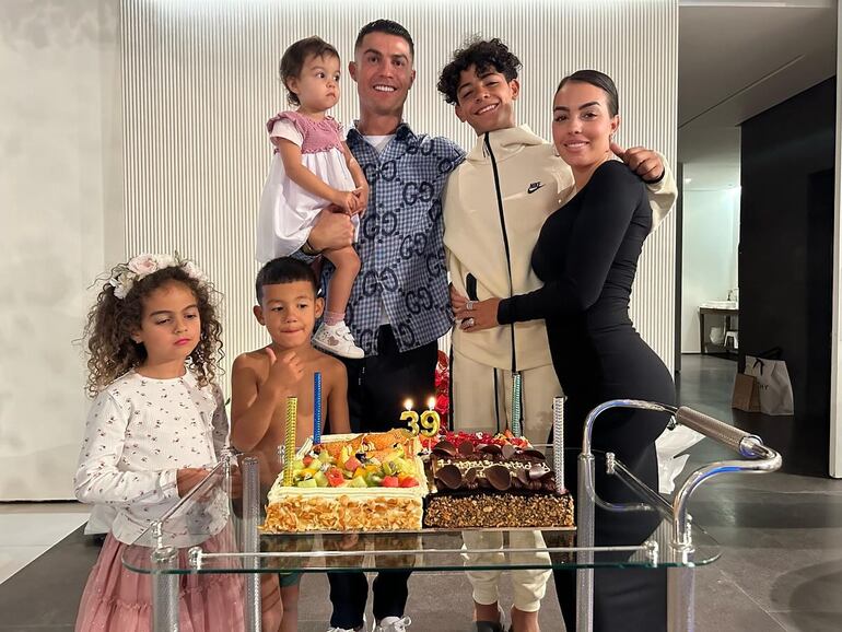 Cristiano Ronaldo rodeado de su hermosa familia en la celebración de sus 39 años de vida.