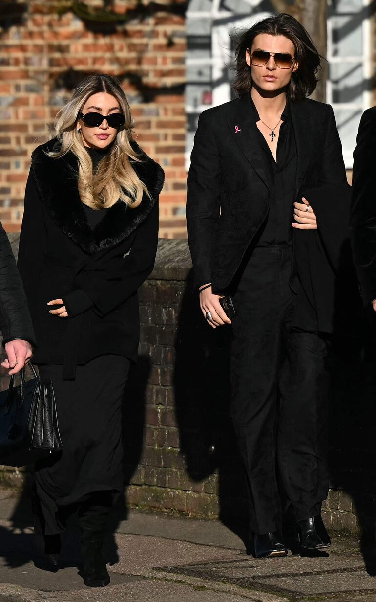 La novia de Liam Payne, Kate Cassidy, llega con el modelo Damian Hurley para asistir al funeral del fallecido cantante de One Direction. (JUSTIN TALLIS / AFP)