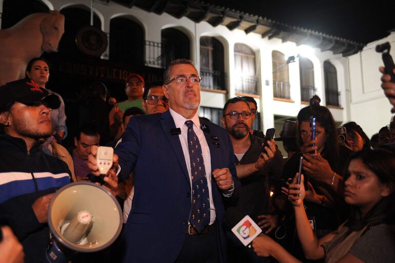 El candidato presidencial del Movimiento Semilla, Bernardo Arévalo, durante una rueda de prensa a la salida de la reunión con miembros de la Corte Constitutional de Guatemala. (AFP)