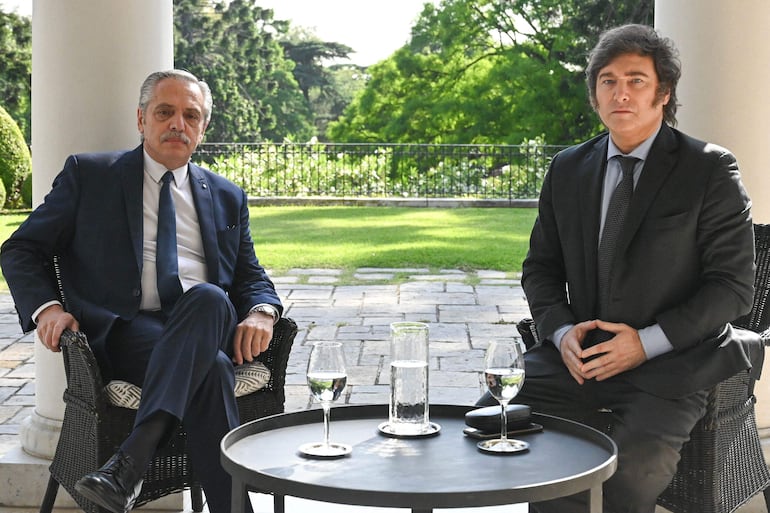 El presidente de Argentina, Alberto Fernández, y el presidente electo, Javier Milei.