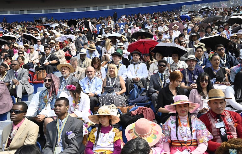 Delegaciones nacionales y extranjeras de los Testigos de Jehová en la asamblea mundial de las "Buenas Noticias" en Barrio Obrero.