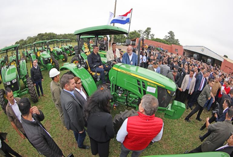 El presidente Santiago Peña (c) a bordo de una máquina agrícola, ayer en la Base Aérea en Ñu Guasu, Luque.