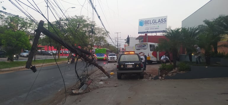 Bus ocasiona daños materiales tras perder el control del rodado.