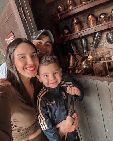 Alexia Notto y Miguel Almirón con el tierno Francesco visitaron el Castillo de Alnwick.