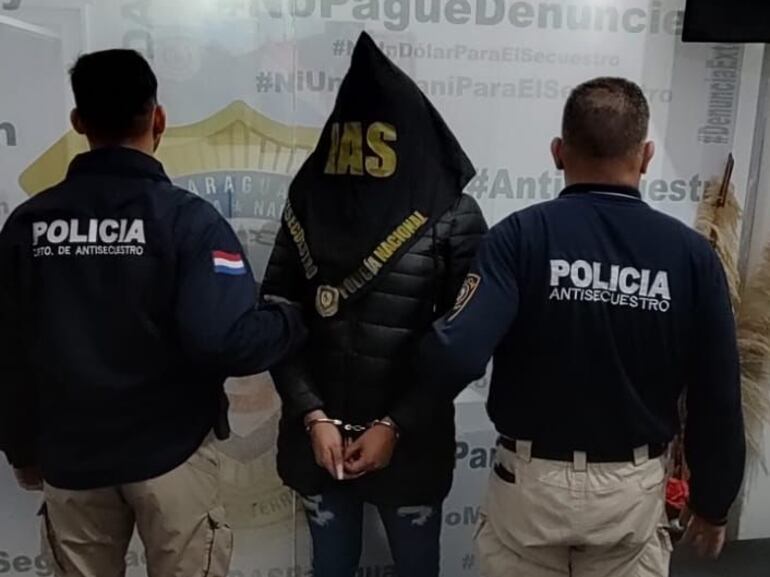 Hombre transexual detenido tras ser denunciado por un periodista y funcionario de gobierno por supuesta extorsión.