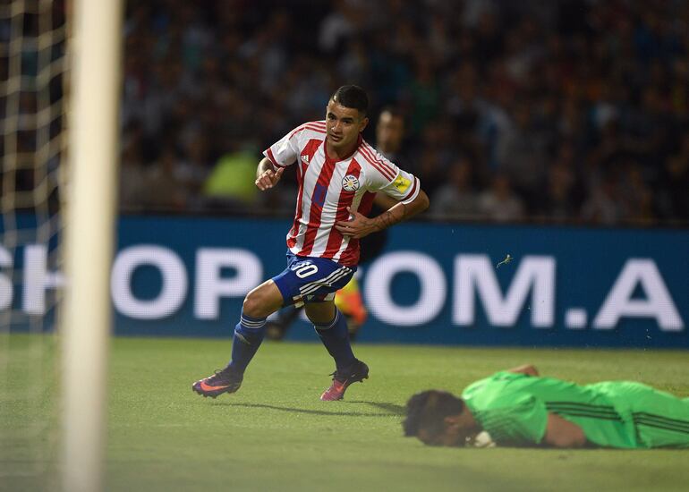 Derlis González, jugador de la selección paraguaya, celebra un gol en el partido contra Argentina por las Eliminatorias Sudamericanas al Mundial Rusia 2018 en el estadio Mario Alberto Kempes, en Córdoba.