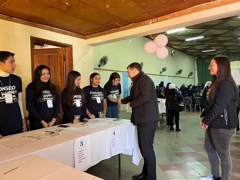 El Nuncio Apostólico Mons. Vicenzo Turturro saluda a los jóvenes servidores de la jornada de formación espiritual.