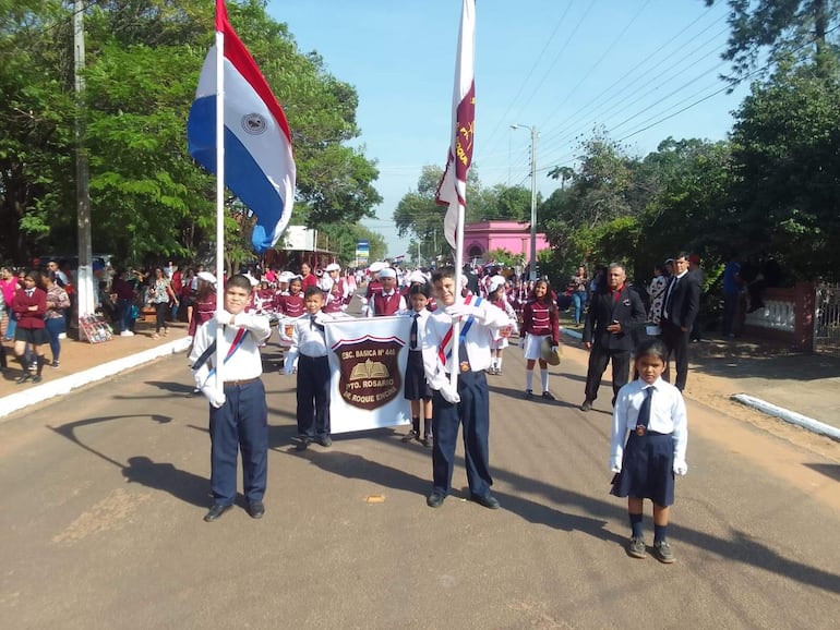 Estudiantes desfilan sobre la avenida Don Carlos Antonio López en Villa del Rosario.