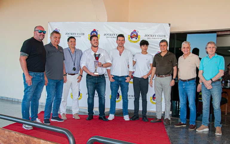 Allegados a Arielo de la caballeriza  Pamina  recibieron la copa “Virgen de Caacupé” por la victoria del pingo.