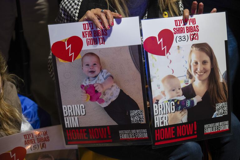 Cientos de personas participan en la concentración de este jueves en la plaza de los Rehenes de Tel Aviv (Israel), tras la identificación de los cuerpos de Shiri Bibas y sus dos hijos, Ariel y Kfir, así como de Oded Lifshitz, quien tenía 83 años cuando fue secuestrado.