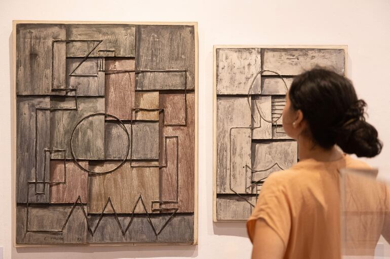 Una mujer visita la exposición 'Ellas. Mujeres de la Escuela del Sur' en el Museo Blanes en Montevideo (Uruguay). Las mujeres que formaron parte de la Escuela del Sur creada por Joaquín Torres García (1874-1949) se apoderan del Museo Blanes de Montevideo con una muestra en la que se puede ver obras de 43 de las 115 que se estima que pasaron por los allí. 
