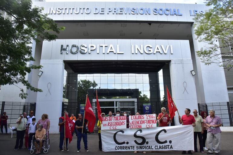 Miembros de la Corriente Sindical Clasista (CSC) frente al Hospital Ingavi del IPS.