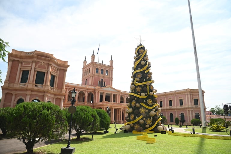 Vista del árbol de Navidad del Palacio de López, que en su decoración incorporó la partitura de una guarania.