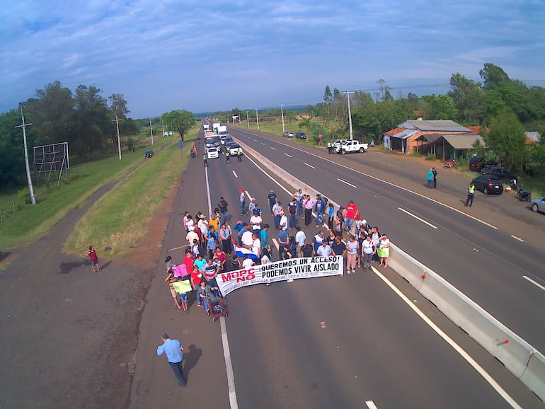 El bloqueo de la ruta tuvo una duración e 15 minutos cada lado y se extendió hasta las 10 horas de esta mañana.