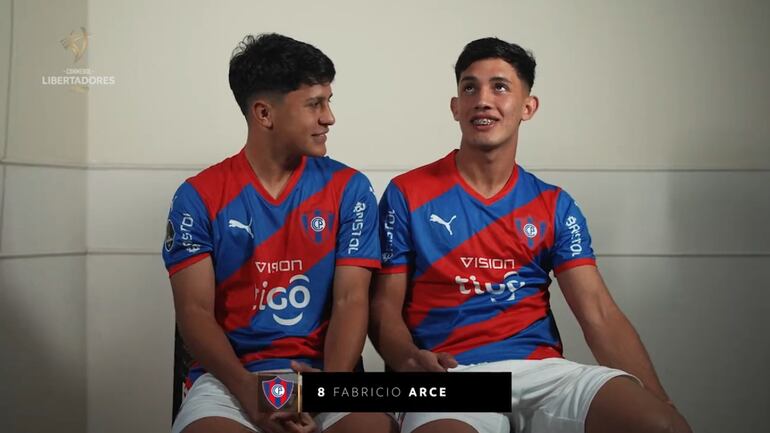 Fabricio Arce (d), jugador de Cerro Porteño, necesitó de un traductor ya que solo habla en guaraní.