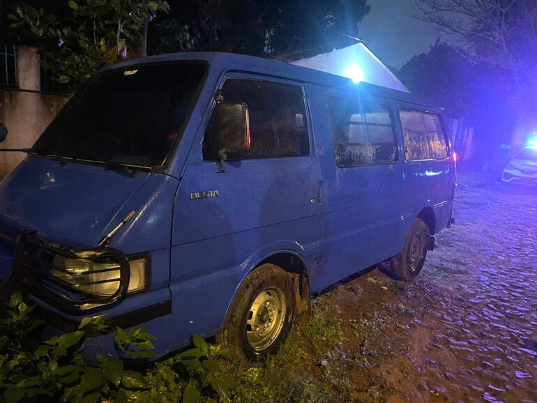 Esta furgoneta fue encontrada abandonada en San Lorenzo; según los policías fue utilizada por los maleantes que asaltaron la casa de cambios Fénix Exchange. 