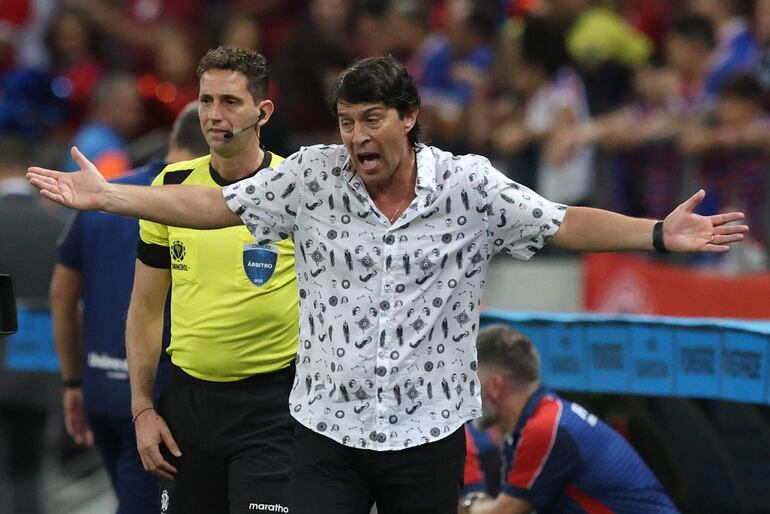 El argentino Daniel Garnero, entrenador de Libertad, reacciona en el partido ante Fortaleza por los octavos de final de la Copa Sudamericana en el estadio Castelão, en Fortaleza, Brasil.