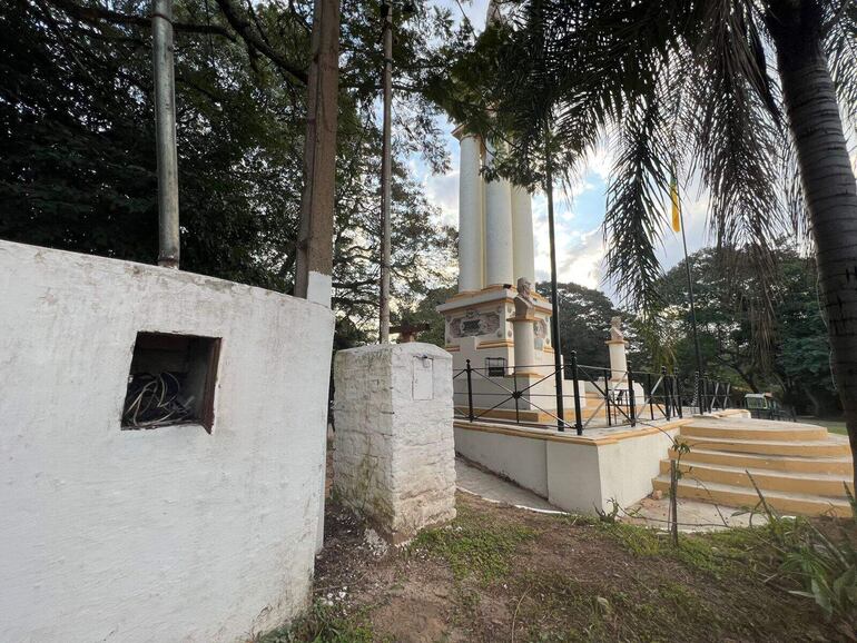 La ANDE retiró el medidor del histórico monumento de Ytororó, que desde esta noche está a oscuras.