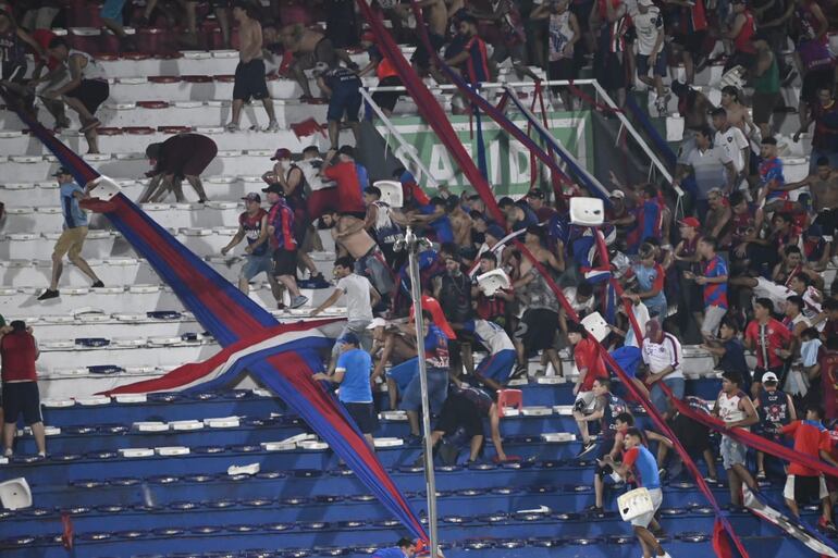 Los incidentes entre los barras de Cerro Porteño en la Gradería Norte durante el partido ante 2 de Mayo en el estadio Defensores del Chaco, en Asunción.