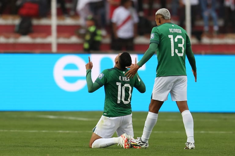 Ramiro Vaca (i) de Bolivia celebra un gol hoy, en un partido de las Eliminatorias Sudamericanas para la Copa Mundial de Fútbol 2026 entre Bolivia y Perú en el estadio Hernando Siles en La Paz (Bolivia). EFE/ Luis Gandarillas