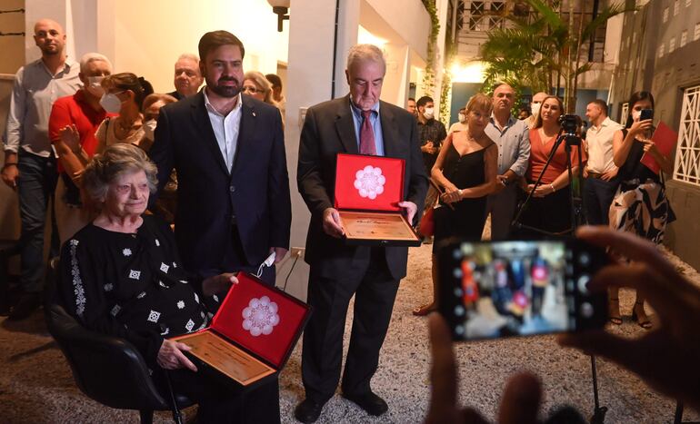 El año pasado Annick Sanjurjo recibió un reconocimiento de la Secretaría Nacional de Cultura, junto a su marido Alberto Casciero, por su trabajo de investigación en torno al ñanduti.